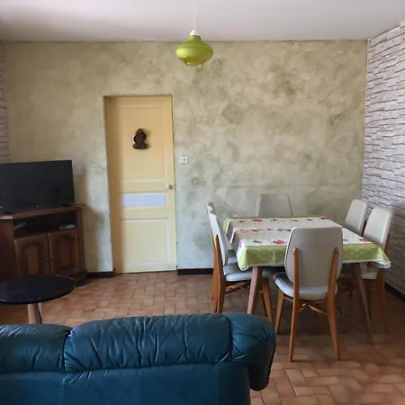 4 Personnes Proche Et Commerces