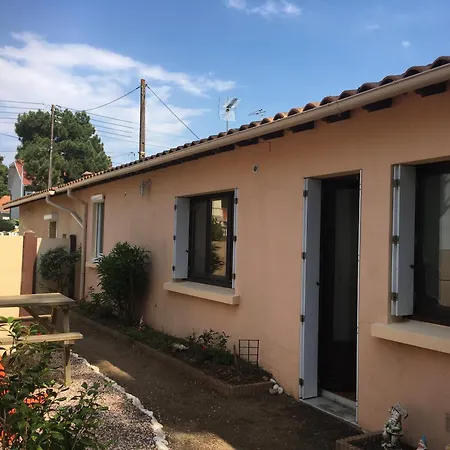 4 Personnes Proche Et Commerces *